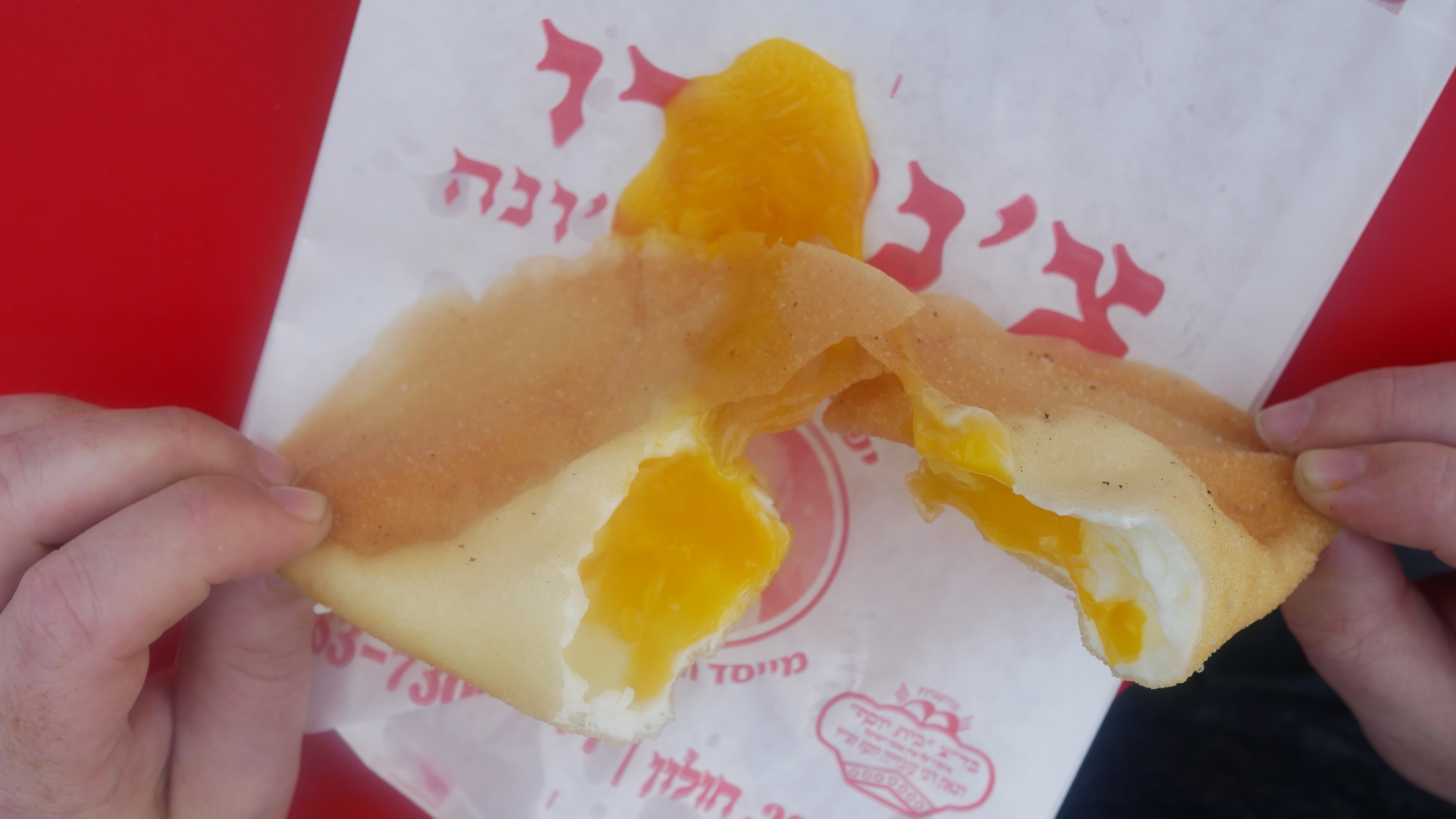 בוריק ביצה, הבוריק של צ'נטרו. צילום: גיל גוטקין