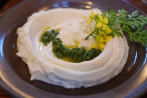 חומוס כרובית צלויה עם מסבחה גזר קיפח (צילום: גיל גוטקין)