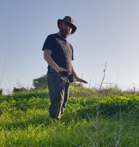 אורי מאיר צ'יזיק מלקט בחדווה (צילום: תמר שורצברד)